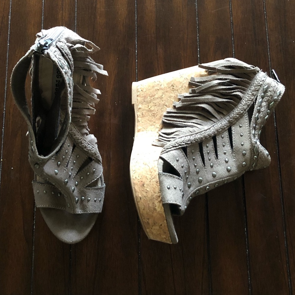 Studded fringe wedges